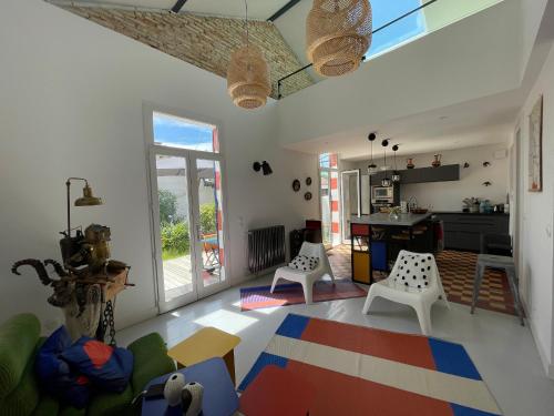 un salon avec deux chaises et une table dans l'établissement Maison lumineuse avec jardin - Proche plage d'Eyrac et commerces - FR-1-420-133, à Arcachon