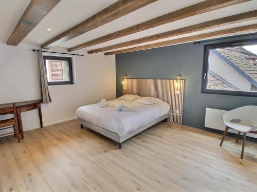 een slaapkamer met een bed, een tafel en een piano bij Maison Vœgtlinshoffen, 5 pièces, 6 personnes - FR-1-722-8 in Voegtlinshoffen