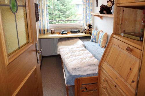 Una pequeña habitación con una cama y una ventana. en Haus Elisabeth Top 113, en Krimml