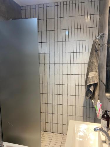 una ducha con una toalla colgada en una pared de azulejos en Departamento Boutique del mar en Monte Hermoso