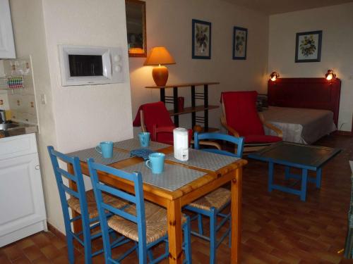 une cuisine et un salon avec une table et des chaises dans l'établissement Studio cabine ensoleillé proche plage avec parking privatif - FR-1-328-140, à La Grande Motte