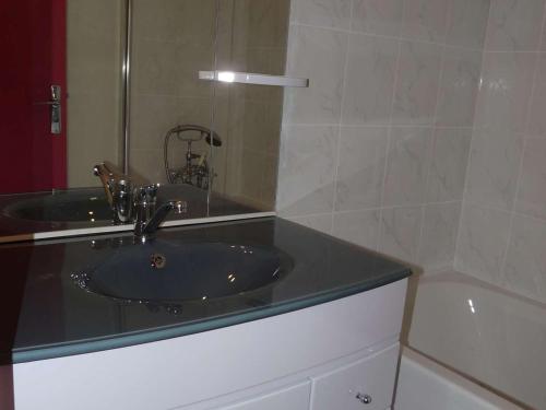 une salle de bain avec un lavabo et un miroir dans l'établissement Studio cabine ensoleillé proche plage avec parking privatif - FR-1-328-140, à La Grande Motte