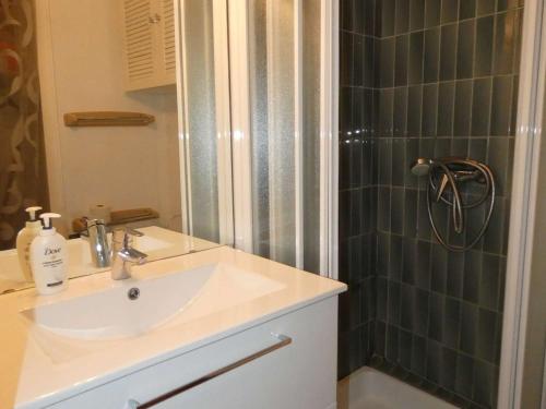 Studio cabine avec piscine, parking et climatisation en bord de mer