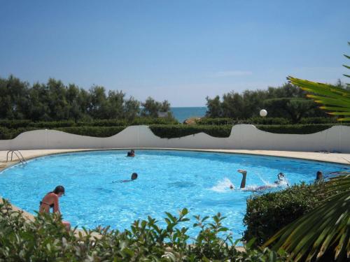 Studio cabine avec piscine, parking et climatisation en bord de mer