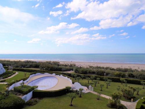 - une vue sur la plage depuis le toit d'un bâtiment dans l'établissement Studio Cabine avec Piscine sur la Plage, Parking, 21m², 4 Pers, La Grande Motte - FR-1-328-157, à La Grande Motte