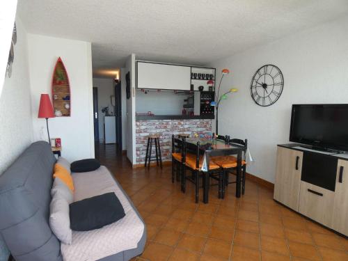 un salon avec un canapé et une table dans l'établissement Appartement 2 Pièces Cabine, Proche Plage, 5 Pers., Parking, Terrasse - FR-1-328-201, à La Grande Motte