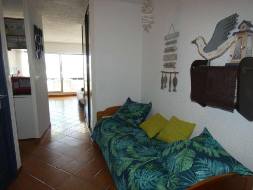 une chambre avec un lit avec une couverture verte dans l'établissement Appartement 2 Pièces Cabine, Proche Plage, 5 Pers., Parking, Terrasse - FR-1-328-201, à La Grande Motte
