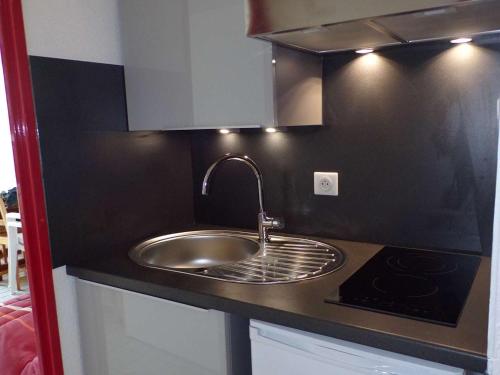 une cuisine avec un évier et un plan de travail dans l'établissement Studio Cabine Spacieux avec Parking et Vue - FR-1-328-214, à La Grande Motte