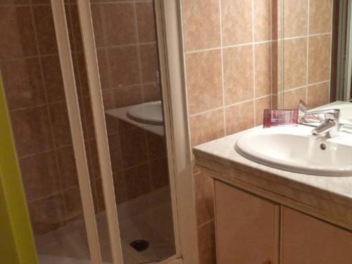 une salle de bain avec un lavabo et une douche dans l'établissement Studio Cabine avec Piscine, Parking Privé, Proche Plage - La Grande Motte - FR-1-328-179, à La Grande Motte
