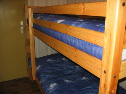 quelques lits superposés dans une chambre dans l'établissement Studio Cabine avec Piscine, Parking Privé, Proche Plage - La Grande Motte - FR-1-328-179, à La Grande Motte