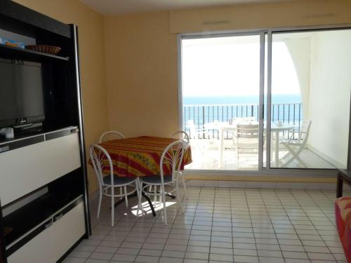 une salle à manger avec une table et une vue sur l'océan dans l'établissement Appartement 2P en bord de mer avec parking, La Grande-Motte - FR-1-328-202, à La Grande Motte