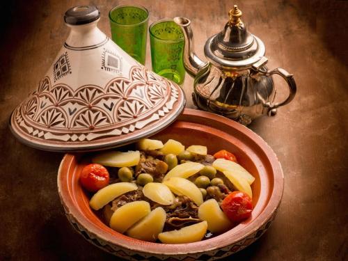 een schaal met fruit en groenten op een tafel bij studio toufik in Taza