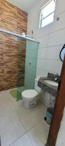 Espaço inteiro - Apto de 1 quarto في بوم جيسوس دي لابا: حمام مع دش ومرحاض ومغسلة