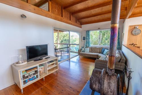 Una televisión o centro de entretenimiento en Treeside - Sleeps 6
