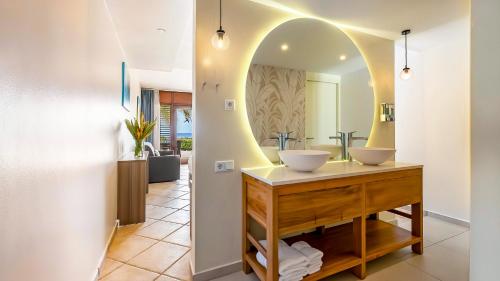 een badkamer met 2 wastafels en een spiegel bij LionsDive Beach Resort in Willemstad