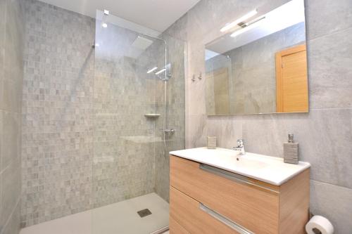 y baño con lavabo y ducha. en Playa - Garaje - Moderno - Arena23, en Gijón
