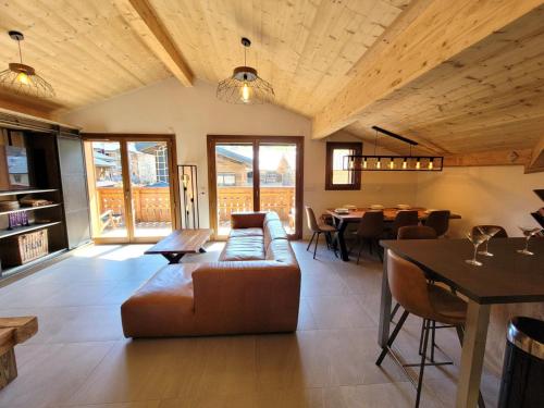 un salon avec un canapé et une table dans l'établissement Grand appartement 4 chambres aux Gets, proche pistes - FR-1-598-164, aux Gets