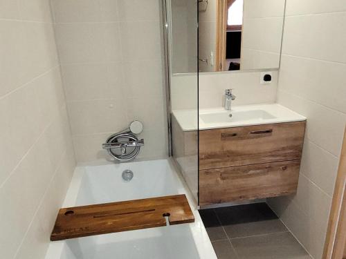 une salle de bain avec une baignoire et un lavabo dans l'établissement Grand appartement 4 chambres aux Gets, proche pistes - FR-1-598-164, aux Gets