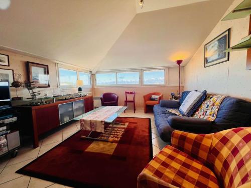 un salon avec un canapé et une table dans l'établissement Appartement T3 70m² à Quiberon avec parking et WiFi, proche plage - FR-1-478-293, à Quiberon