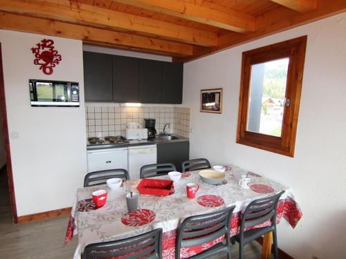 une cuisine avec une table et des chaises dans une pièce dans l'établissement Appartement cosy aux Saisies, 3 pièces pour 6 personnes - FR-1-594-327, à Hauteluce