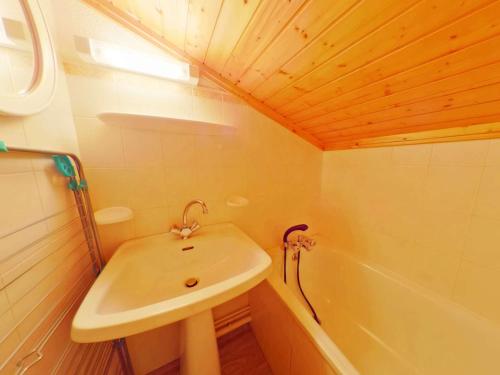 une petite salle de bain avec un lavabo et une baignoire dans l'établissement Appartement cosy aux Saisies, 3 pièces pour 6 personnes - FR-1-594-327, à Hauteluce