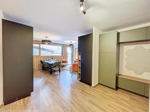 un salon avec une table et une salle à manger dans l'établissement Appartement d'Exception 2 Chambres, 63 m², au Pied des Pistes, Parking Inclus, Wi-Fi - FR-1-560-142, à Combloux