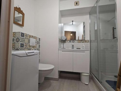 une salle de bain blanche avec toilettes et douche dans l'établissement Studio cabine rénové avec piscine, climatisation - La Grande-Motte - FR-1-250-271, à La Grande Motte