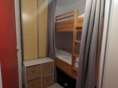 - une petite chambre avec des lits superposés et un placard dans l'établissement Studio cabine rénové avec piscine, climatisation - La Grande-Motte - FR-1-250-271, à La Grande Motte
