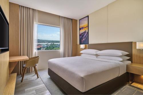 Кровать или кровати в номере Fairfield by Marriott Bintulu Paragon