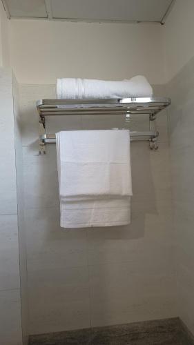 伽耶的住宿－Swastik Bhumi，浴室内毛巾架和白色毛巾