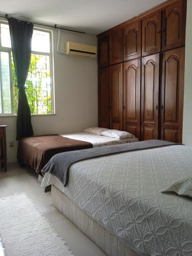 um quarto com 2 camas e uma janela em Pousada Márcia Elizondo em Belém