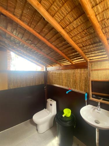 uma casa de banho com um WC e um lavatório em Lily's Beach Bungalows em Koh Rong Island