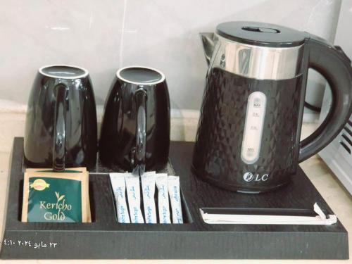 eine Theke mit einer Kaffeekanne und 2 Kaffeemaschinen in der Unterkunft السلطان شقق سكنية مستقلة Private independent in Medina