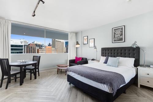 Кровать или кровати в номере Ridge Apartment Hotel