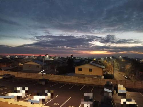 a view of a parking lot at sunset at Departamento linares in Linares