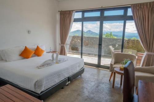 um quarto com uma cama e uma grande janela em Balibo Fort Hotel em Balibo