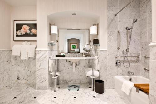 y baño con lavabo, bañera y ducha. en The Ballantyne, a Luxury Collection Hotel, Charlotte en Charlotte