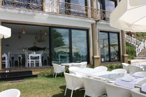 Taman di luar Bab-i Zer Hotel