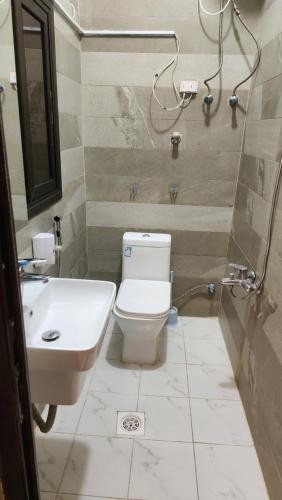 y baño con aseo y lavamanos. en الجبيل, en Al Jubail