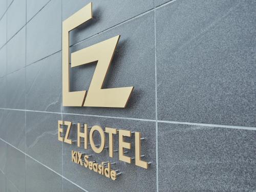 una señal de hotel en el lateral de un edificio en EZ HOTEL 関西空港 Seaside, en Izumisano