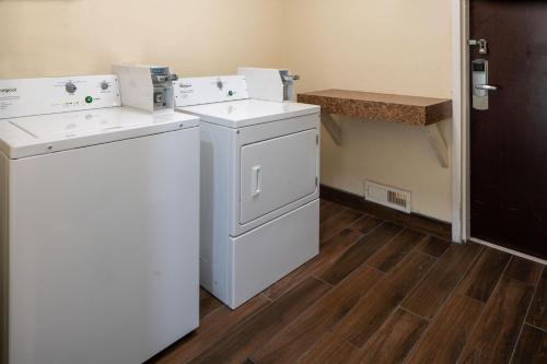 una lavanderia con lavatrice e asciugatrice di Fairfield Inn and Suites Gulfport / Biloxi a Gulfport