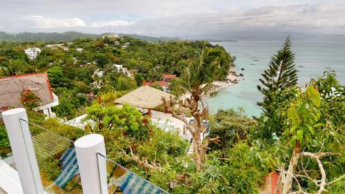 uma vista aérea de uma praia e do oceano em Tropicana Ocean Villas em Boracay