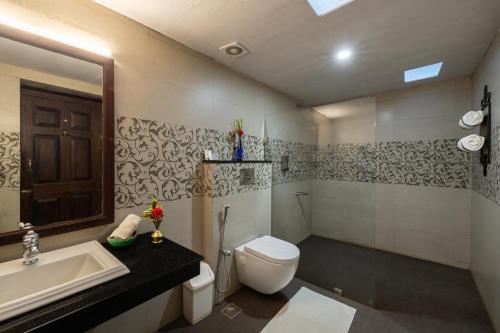 łazienka z toaletą i umywalką w obiekcie King's Cliff w mieście Utakamand