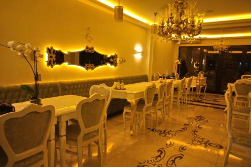 Ruang duduk di Bab-i Zer Hotel