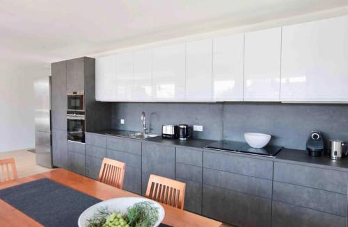 a kitchen with a table and a counter top at Auszeit Herrsching - 3 Zimmer Wohnung in See Nähe in Herrsching am Ammersee