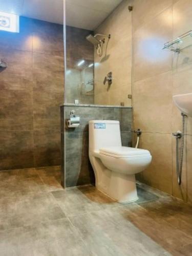 a bathroom with a toilet and a sink at VOVO HOTELS in Yelahanka