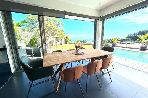 Bazén v ubytování Villa Tiki - wonderfull sea view nebo v jeho okolí