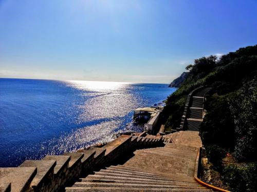 un conjunto de pasos que conducen al océano en B&B L'Assiolo, en Ancona