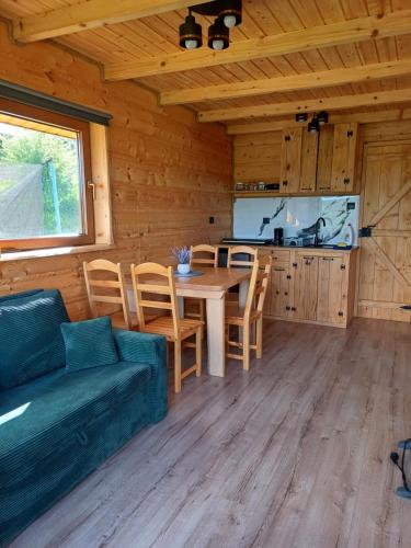 Kuchyňa alebo kuchynka v ubytovaní Przystanek Jawory 695-849-470