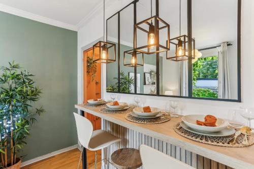 une salle à manger avec une table et un miroir dans l'établissement Appartement Cosy à 2 pas de Paris, à Montrouge
